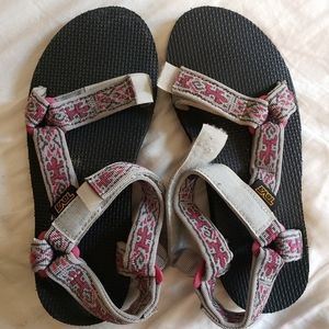 Tevas size 7